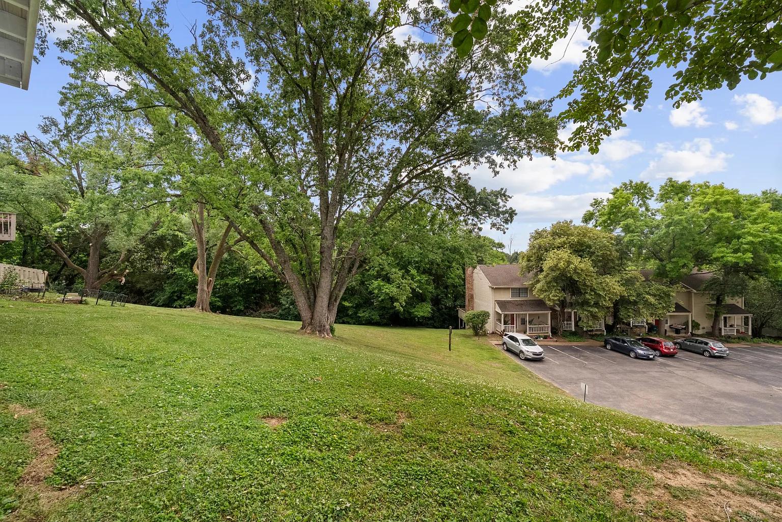 731 Longhunter Ct — Parking