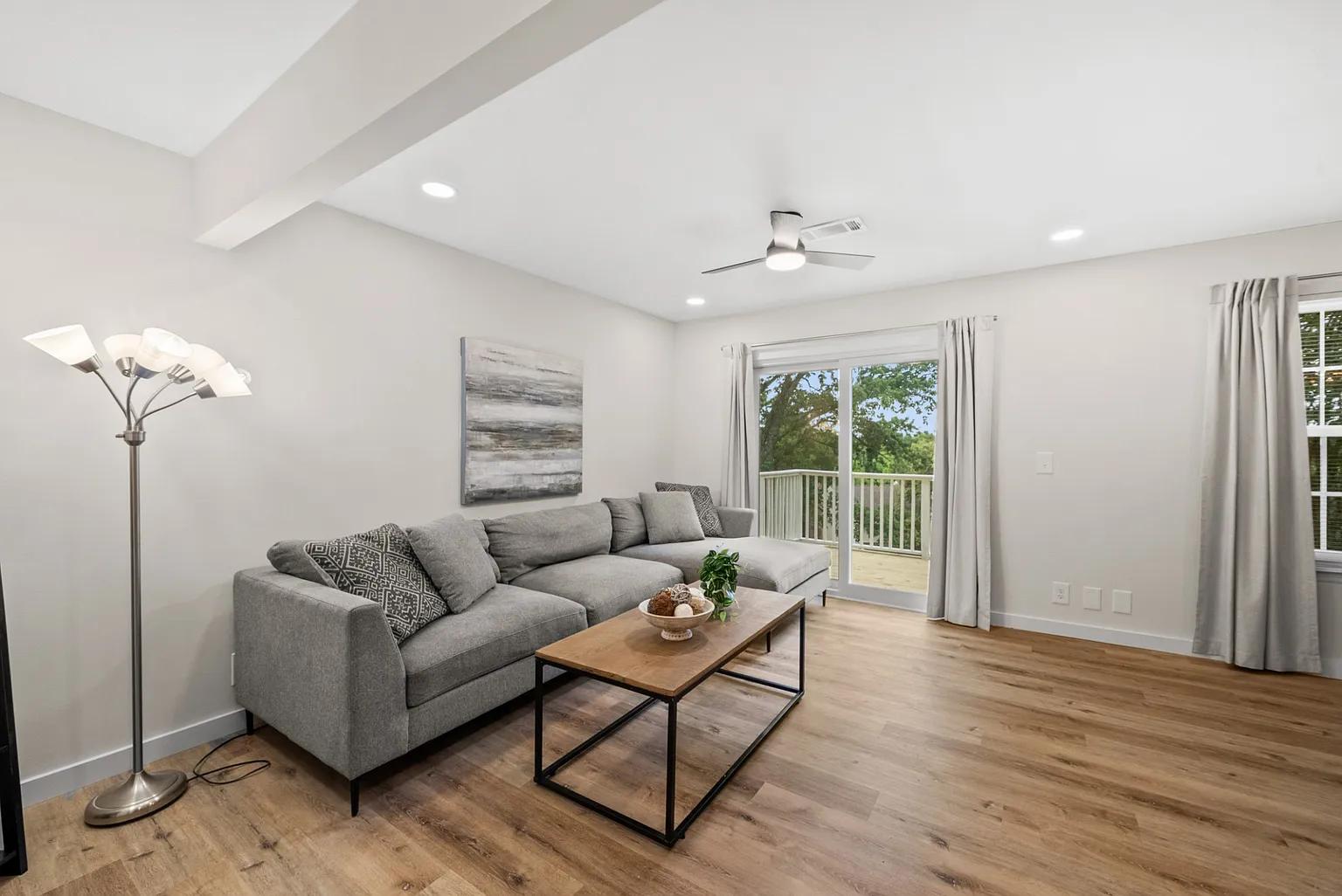 731 Longhunter Ct — Living Room